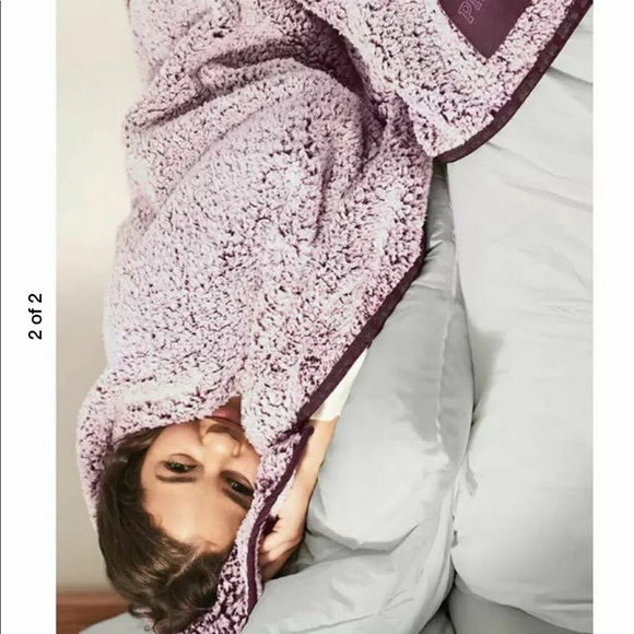 Victoria secret pink Sherpa blanket 50 x 60 - Picture 2 of 2